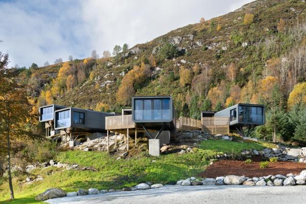 Na zdjęciu widoczny jest obiekt Torvika Seaview Pods położony w mieście Røyra.