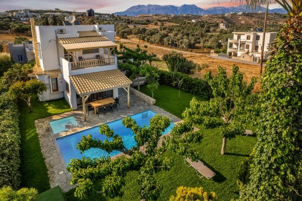 The photo shows the Villa Muse located in the city of Pitsidia.