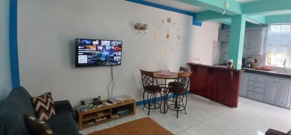 Cozy vacation retreat with free parking, Roseau