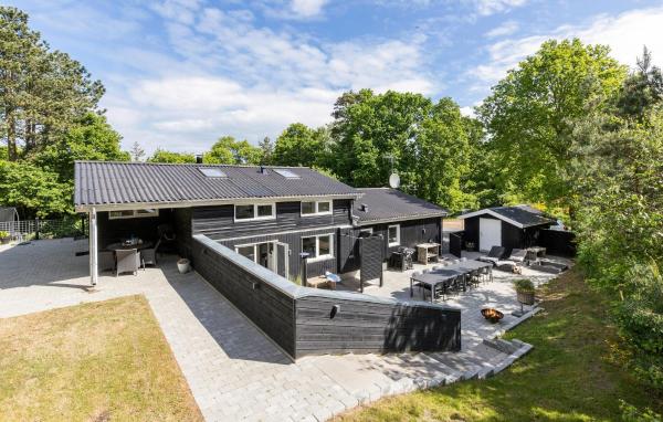 På bilden syns objektet Awesome Home In Glesborg With Sauna som ligger i staden Fjellerup Strand.