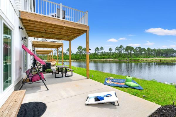 The photo shows the Luxury waterfron retreat-Near golf Beach Barefoot located in the city of Longs.