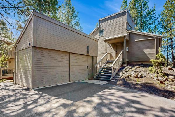 La photo montre l'objet The Tree House at 11 Rhododendron Lane situé dans la ville de Sunriver.