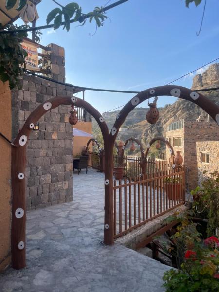 Auf dem Foto ist das Objekt اطلالة العقر in der Stadt Far‘ zu sehen.