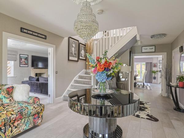 Pass the Keys Luxury Villa with Hot Tub - 5 minutes to Legoland, Windsor