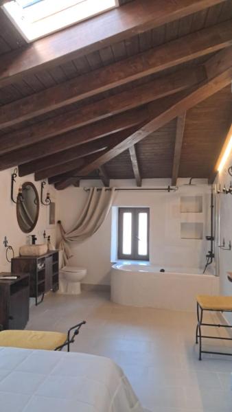 A la foto es mostra l'objecte Casa Ypsilon Olive Oil situat a la ciutat de Fresnedilla.