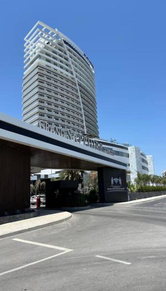 La photo montre l'objet Grand Sapphire Resort situé dans la ville de Aglantzia.
