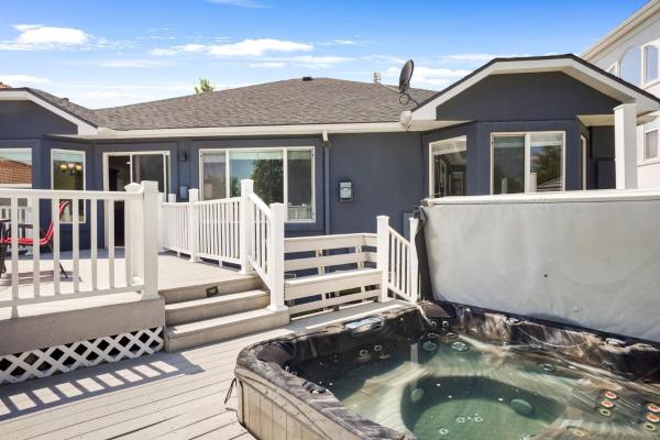 A la foto es mostra l'objecte HUGE Downtown Getaway! w/Hot Tub situat a la ciutat de Arvada.