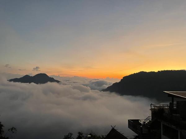 På billedet ses objektet The Mae Homestay PhaHee เดอะแม โฮมสเตย์ ผาฮี้ beliggende i byen Ban Ko Doi Tung.