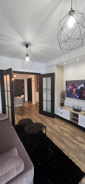 Στη φωτογραφία φαίνεται το αντικείμενο Apartament Burgund 2 pokojowy z ogródkiem lub pokoje ze wspólną kuchnią i łazienką που βρίσκεται στην πόλη Mańki.