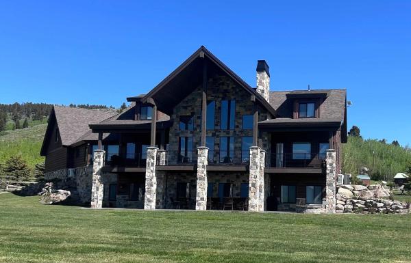 A la foto es mostra l'objecte Henrys Lake Walkout Cabin situat a la ciutat de Staley Springs.