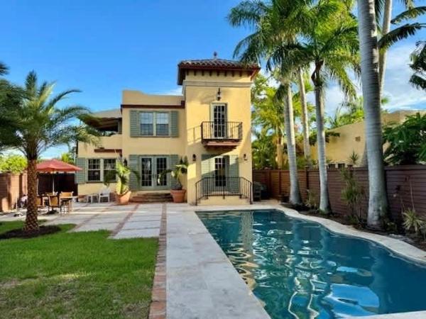 Na zdjęciu widoczny jest obiekt Casa Delfino - Savor Old World Charm with a Lush Poolside Retreat położony w mieście West Palm Beach.