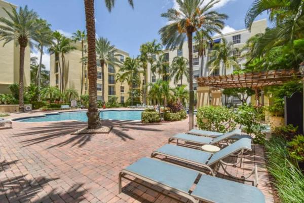 Na zdjęciu widoczny jest obiekt Courtyard Oasis - Drift into Downtown Comfort with Pool Access położony w mieście West Palm Beach.