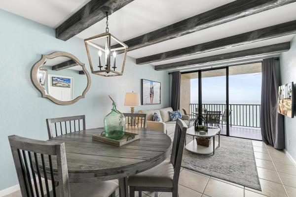 På billedet ses objektet New Listing-Pristine Cozy Ocean Penthouse Condo beliggende i byen Marco Island.