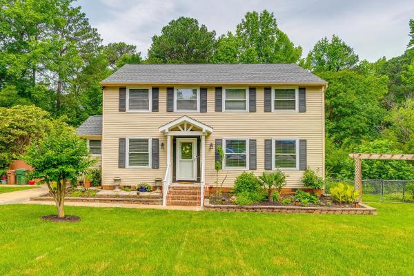 Nella foto è visibile l'oggetto 3 Mi to Dtwn Cary Family Home with Deck! situato nella città di Cary.