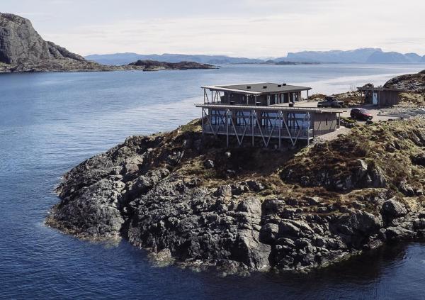 A la foto es mostra l'objecte Værlandet Havhotell situat a la ciutat de Hamna.