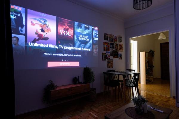 På billedet ses objektet Patision cinema apartment beliggende i byen Thrapsímion.