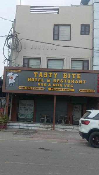 A la foto es mostra l'objecte Hotel Tasty Bites and Resturant situat a la ciutat de Batāla.