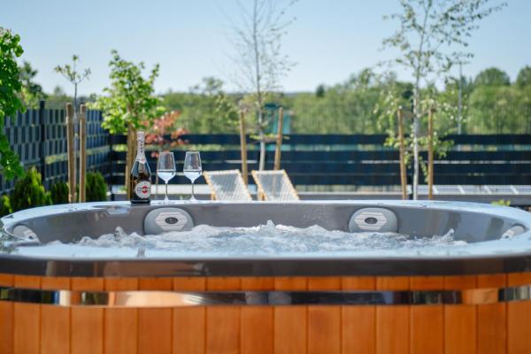 Na zdjęciu widoczny jest obiekt Całoroczny Domek Boho Lubniewice jezioro jacuzzi położony w mieście Lubniewice.