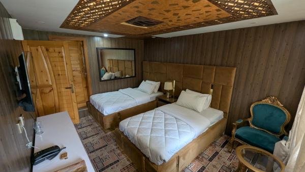 The Jade Palace, Hunza
