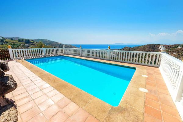 写真にはトロクス市にあるVilla Sanchez Sol by Villa Plusが写っています。