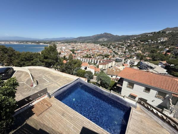 A la foto es mostra l'objecte Agi Villa Pamela situat a la ciutat de Roses.