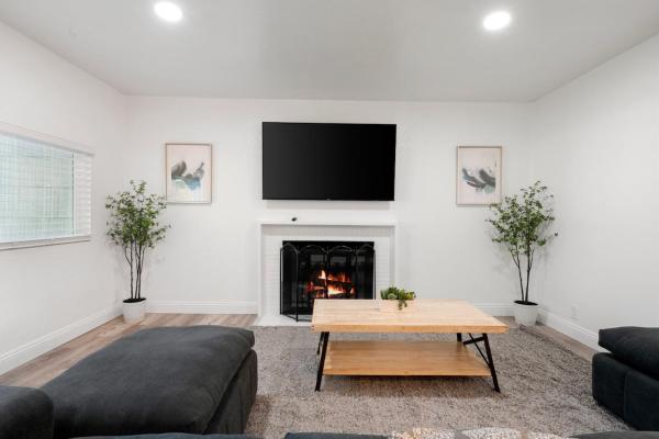 A la foto es mostra l'objecte Pristine 3BD, 2BA Modern Getaway with Pool situat a la ciutat de Antelope.