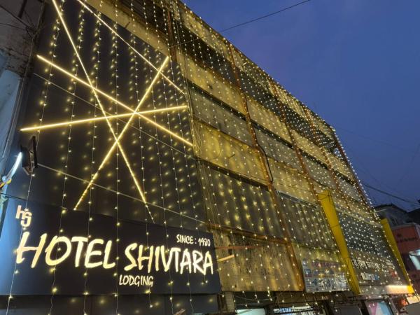 The photo shows the Hotel Shivtara located in the city of Nānded.