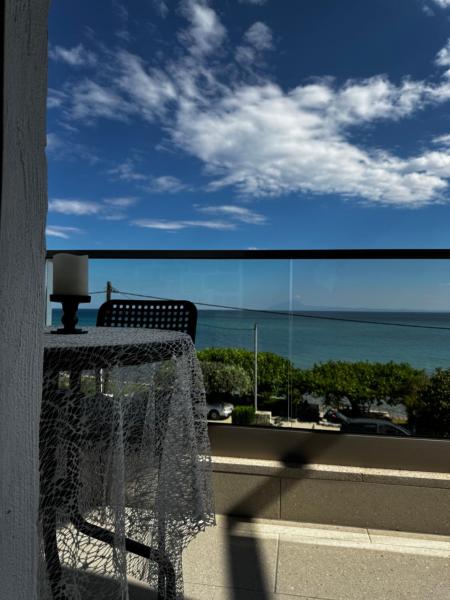 A la foto es mostra l'objecte Agnanti - Seafront Home with Aegean Sea View situat a la ciutat de Loutrá Elevtherón.
