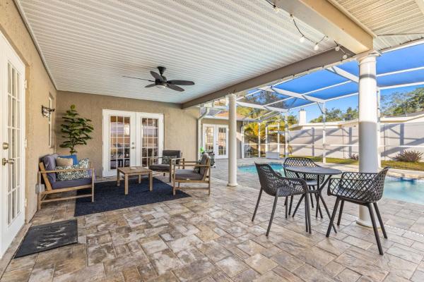 A la foto es mostra l'objecte 9 mins to Beach Pool Fire Pit Sleeps 10 situat a la ciutat de Seminole.