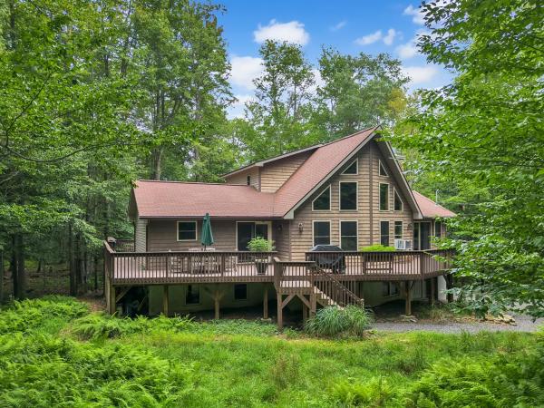 A la foto es mostra l'objecte Summer Escape by Lake with Hot Tub & Sauna! situat a la ciutat de Lehigh.