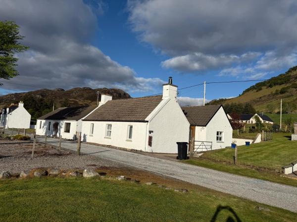 Na zdjęciu widoczny jest obiekt Loch Long Cottage - 3 nights minimum stay położony w mieście Killilan.