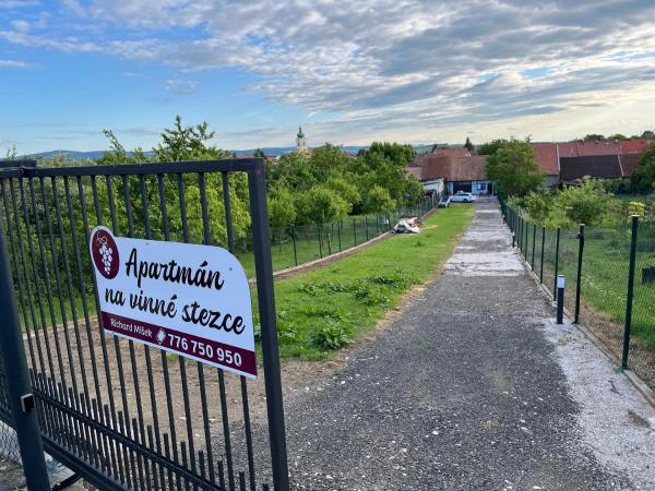 På billedet ses objektet Apartmán na vinné stezce beliggende i byen Hluk.