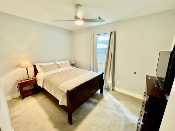 A la foto es mostra l'objecte EADO Essentials Suite with Fridge, Microwave, WiFi and AC situat a la ciutat de Houston.