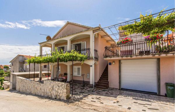 2 Bedroom Beautiful Apartment In Okrug Gornji - Trogir