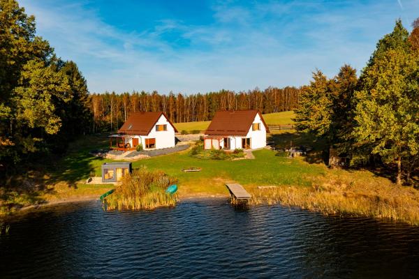 Na zdjęciu widoczny jest obiekt Domki na Kaszubach - nad jeziorem z balią i sauną położony w mieście Borzytuchom.