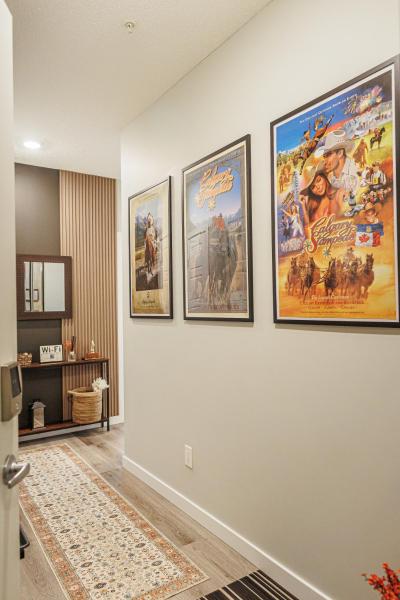 写真にはカルガリー市にあるStylish Western-Inspired Stay - Sleeps 6 - Near Stampede & Downtownが写っています。