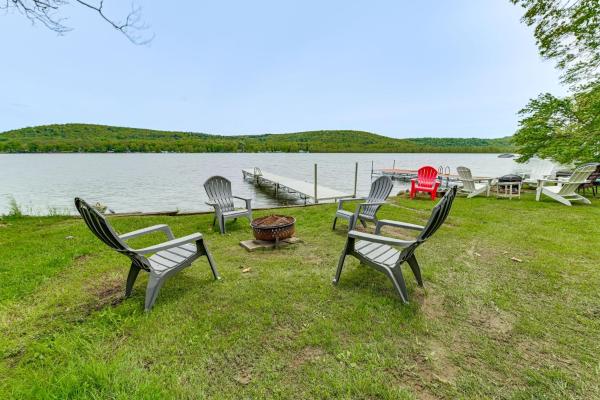 På billedet ses objektet Lakefront Home with Private Dock in Alpine! beliggende i byen Alpine.