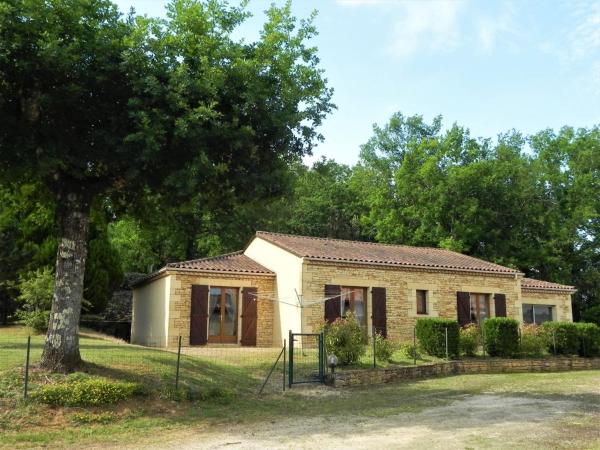 A la foto es mostra l'objecte Maison spacieuse avec jardin clos, proche de Sarlat, idéale pour familles et enfants - FR-1-616-178 situat a la ciutat de Proissans.
