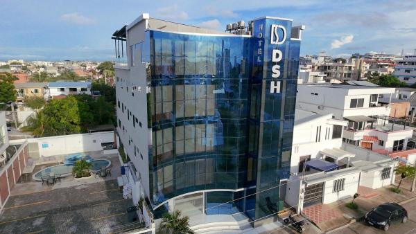 Na fotografii je vidět objekt Hotel DSH nacházející se ve městě Manta.
