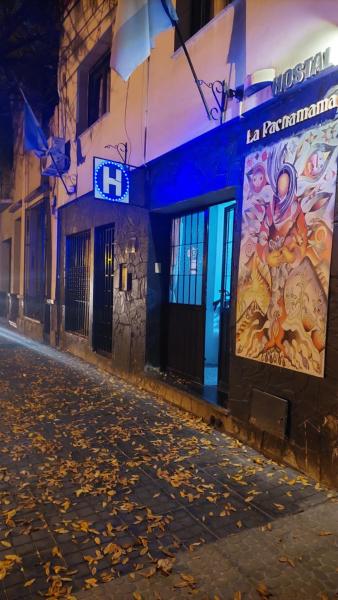 На фото показан объект Hostal La Pachamama, расположенный в городе Сальта.