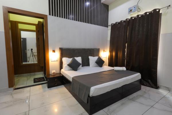 The photo shows the Hotel Sapphire located in the city of Narwāna.