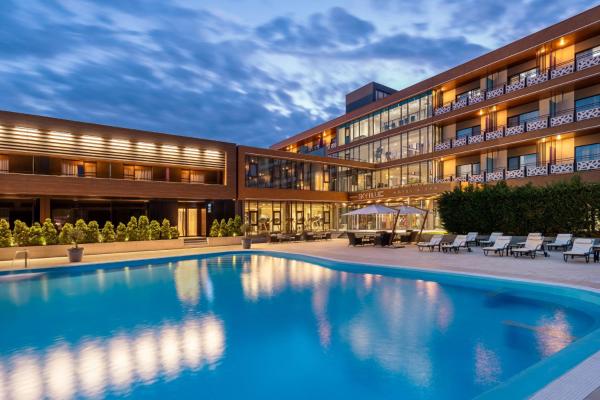 写真にはSeciu市にあるSky Blue Hotel & Spaが写っています。