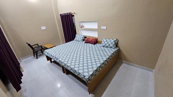 Auf dem Foto ist das Objekt Deva Guest House in der Stadt Ayodhya zu sehen.