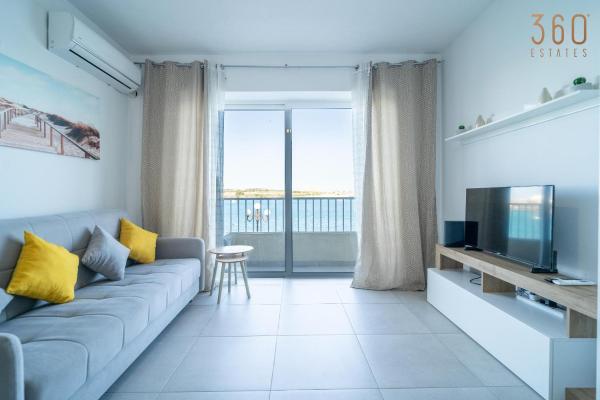 写真にはビルゼブジャ市にあるPeaceful Seafront 3BR Apt with Balcony by 360 Estatesが写っています。