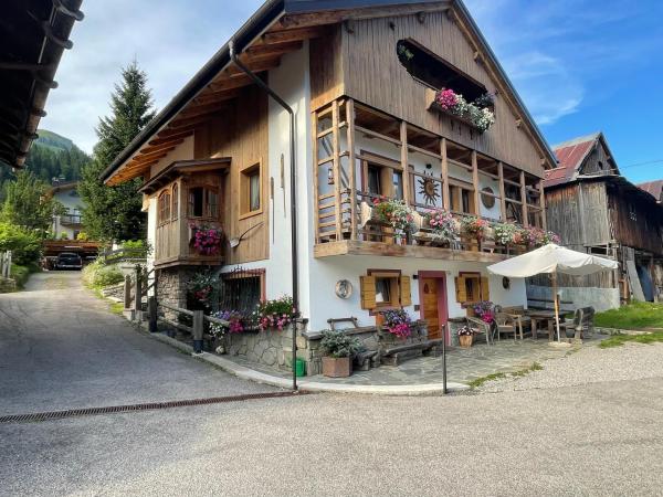 Na fotografii je vidět objekt Casa Auroranna nacházející se ve městě Sappada.