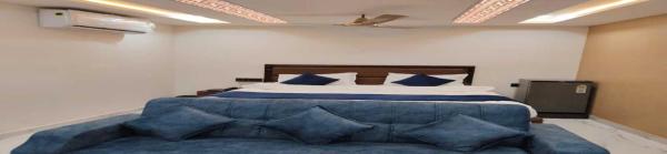 写真にはBhogāpuram市にあるAparna Hotelが写っています。