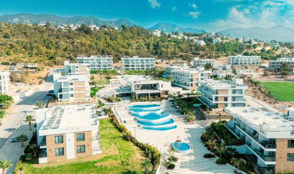 På bildet vises objektet Caesar Cliff Holiday Apartments som ligger i byen Ayios Yeoryios.