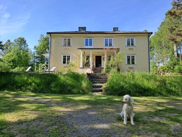 Op de foto is het object Traumhafte schwedische Villa -Vårviks Prästgård- te zien, gelegen in de stad Gustavsfors.