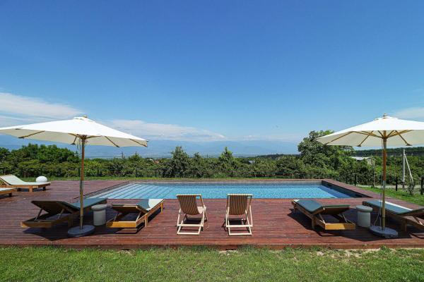 A la foto es mostra l'objecte Modern Villa with Pool & Mountain Views -by Wehost situat a la ciutat de Kisiskhevi.