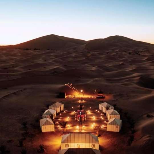 En la foto se muestra el objeto Epic tented camp ubicado en la ciudad de Merdani.